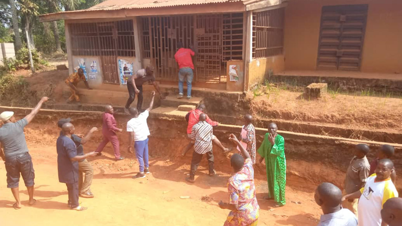 Protests rock Ekwulobia over poor state of General Hospital, abandoned road
