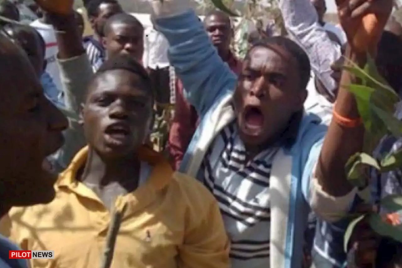 https://www.westafricanpilotnews.com/wp-content/uploads/2020/06/Kaduna-youths-protest-rampant-killings-kidnapping-in-kaduna-community-06-06-20-1280x853.jpg