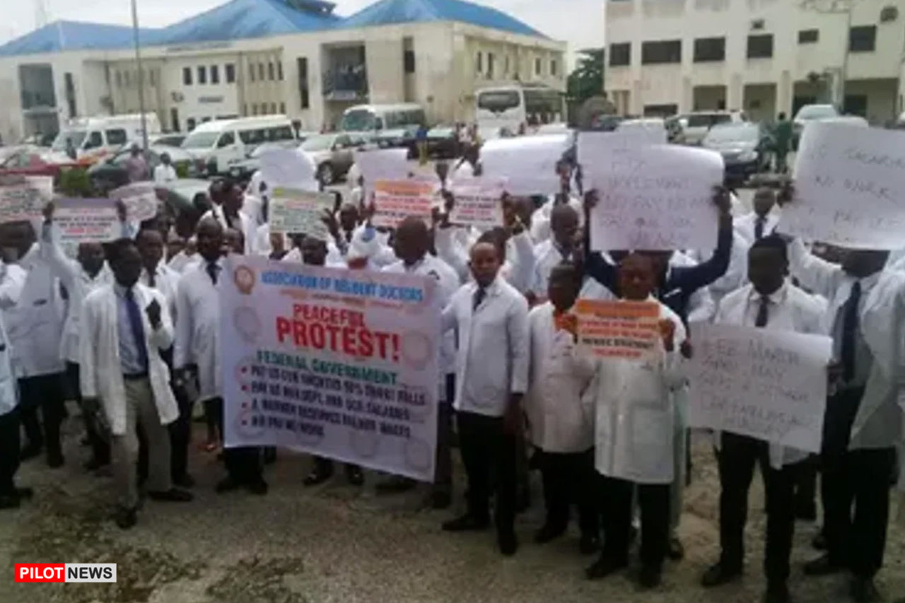 https://www.westafricanpilotnews.com/wp-content/uploads/2020/06/LAUTECH-doctors-protests-06-28-1280x853.jpg