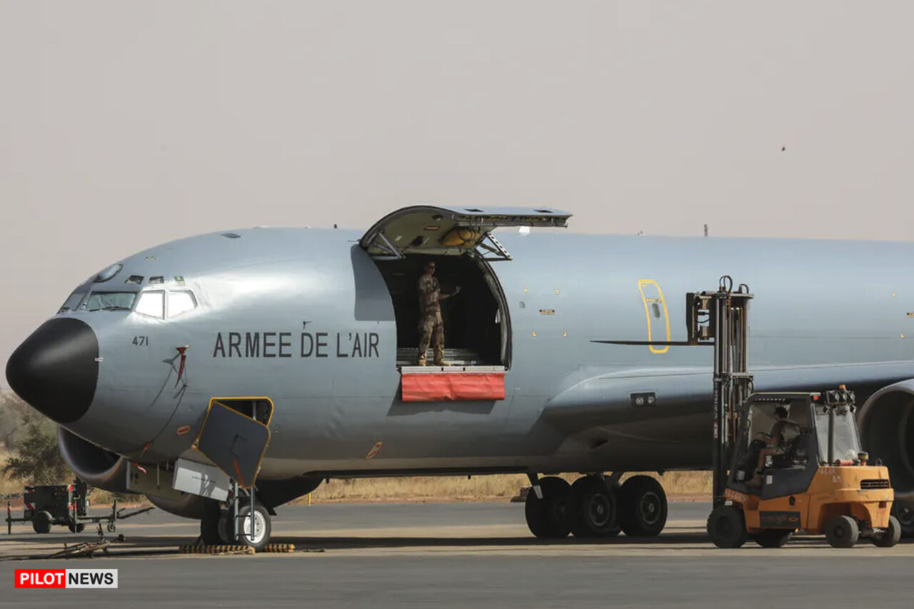https://www.westafricanpilotnews.com/wp-content/uploads/2020/09/Military-French-Air-Force-soldiers-work-on-a-Boeing-C135-parked-on-the-French-Air-Force-base-in-Niamey-Niger-in-December-2017-9-23-1280x853.jpg
