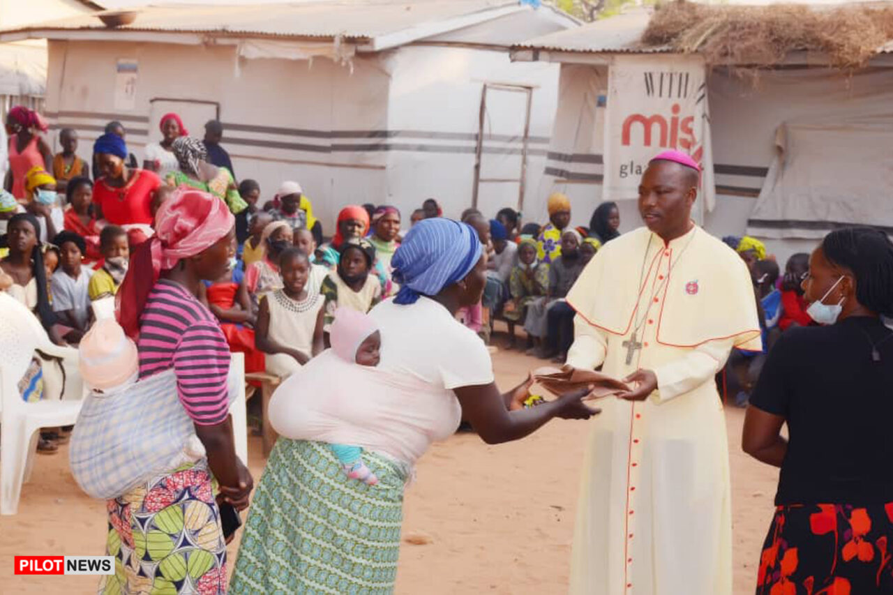 https://www.westafricanpilotnews.com/wp-content/uploads/2020/12/Christmas-Bishop-Manza-Handing-Out-Xmas-Gifts-12-25-20_2_WAP-Photo-1280x853.jpg