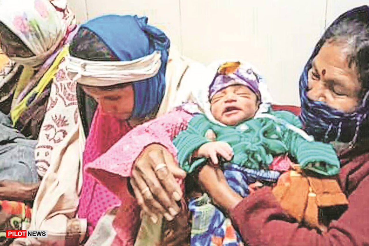 https://www.westafricanpilotnews.com/wp-content/uploads/2021/01/India-Relatives-with-their-newborns-after-the-fire-at-Bhandara-District-Hospital-1-9-2021-1280x853.jpg