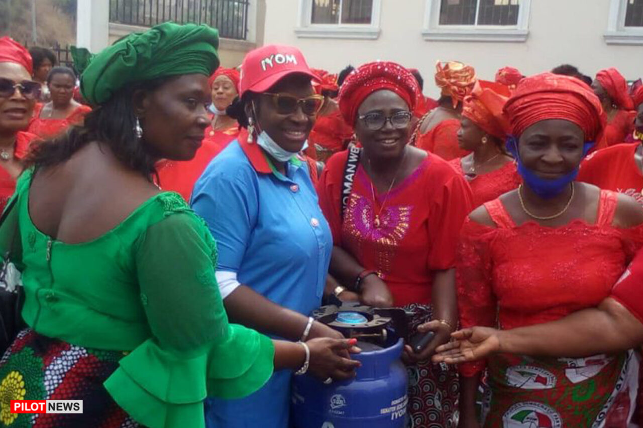 https://www.westafricanpilotnews.com/wp-content/uploads/2021/03/Senator-Ekwunife-Donates-Gas0Cookers-to-Rural-Women-2-28-21-1280x853.jpg