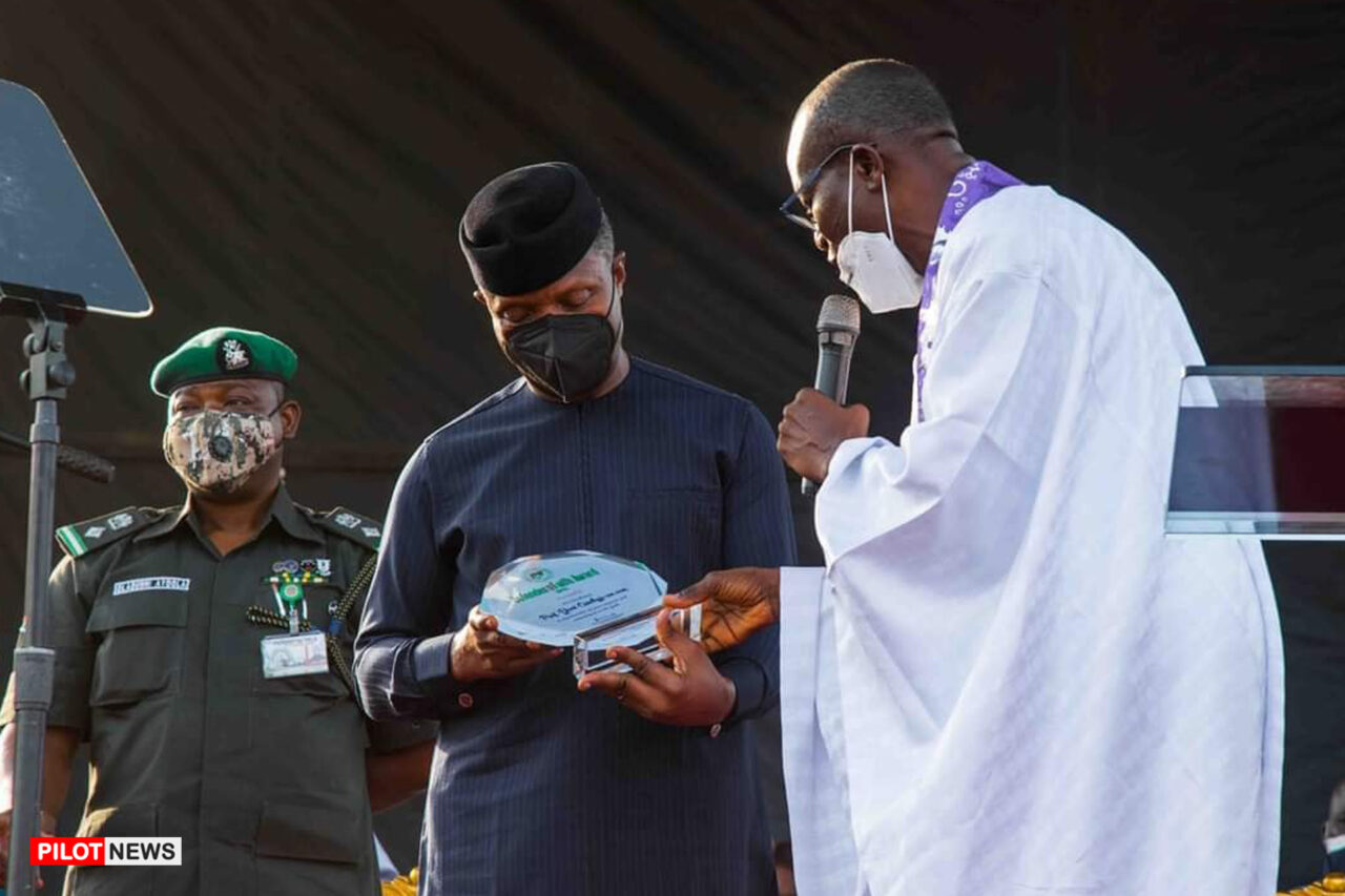https://www.westafricanpilotnews.com/wp-content/uploads/2021/03/Vice-President-Yemi-Osibanjo-receiving-Pfn-award-in-Enugu-3-5-21-1280x853.jpg