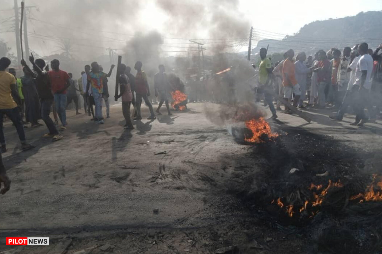 https://www.westafricanpilotnews.com/wp-content/uploads/2021/05/Protesters-block-Abuja-Kaduna-highway-to-agitate-against-kidnappings-5-25-21-1280x853.jpg