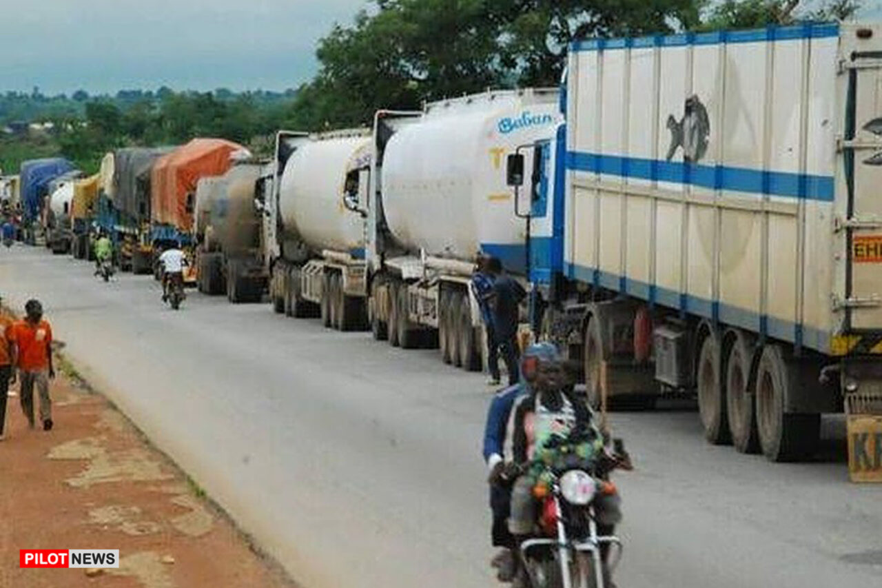 https://www.westafricanpilotnews.com/wp-content/uploads/2021/09/Truckers-block-Bida-Lambata-road-9-26-21-1280x853.jpg