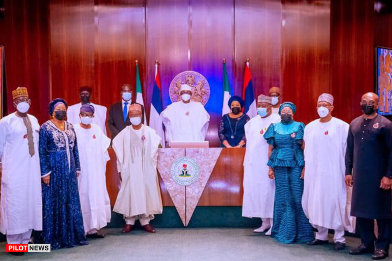 https://www.westafricanpilotnews.com/wp-content/uploads/2022/01/NNPC-President-Buhari-and-members-of-the-newly-inaugurated-board-of-NNPC-Limited_File-1280x853.jpg