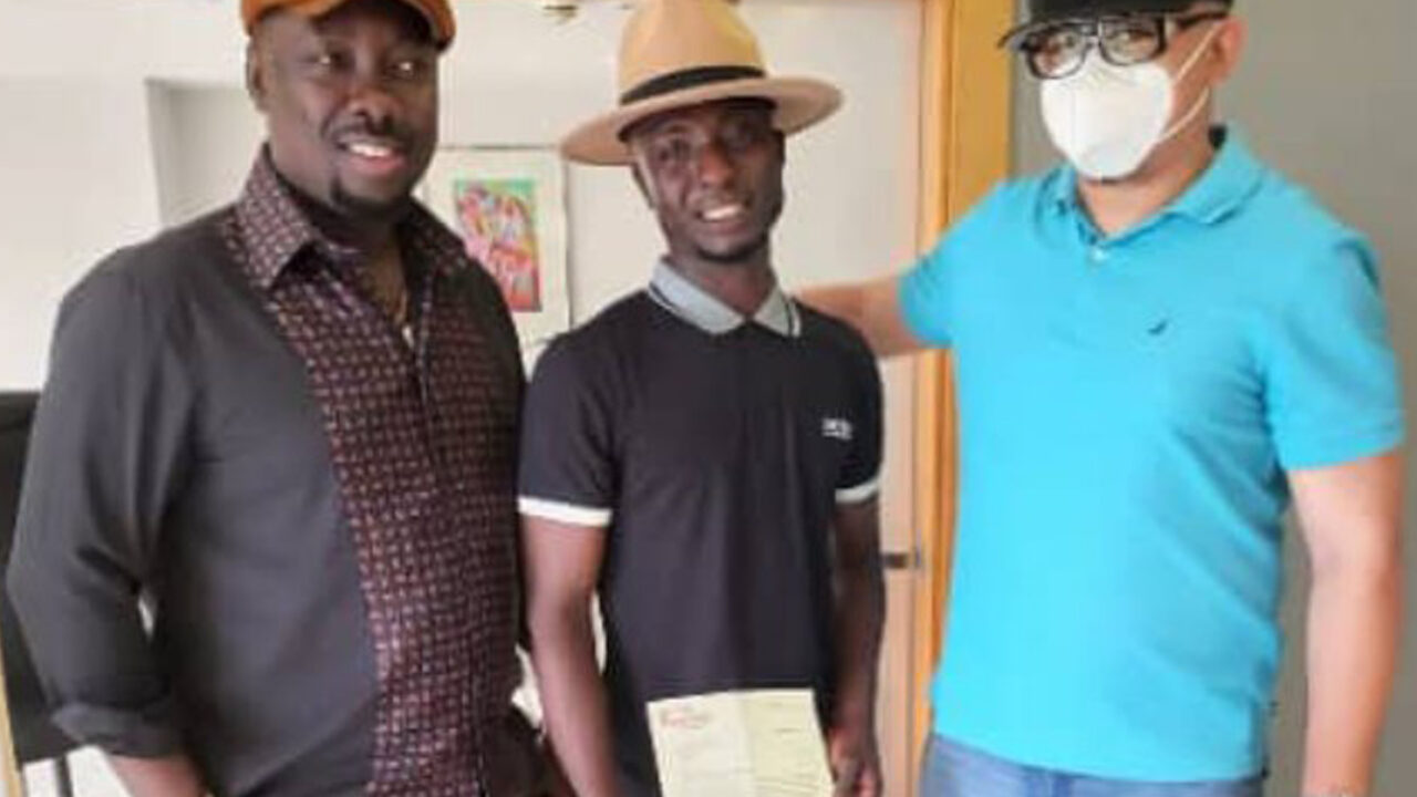 Obi Cubana Gives Scholarship, N100,000 Salary On Hawkers Who Gives Prisoners Money on Traffic