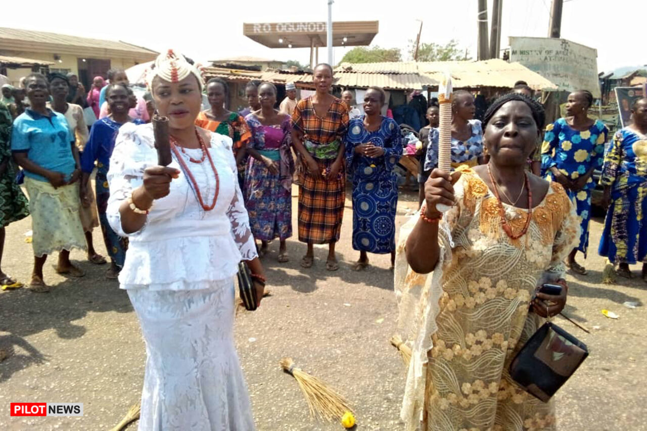 https://www.westafricanpilotnews.com/wp-content/uploads/2022/01/Protest-Ondo-women-protest-half-naked_1-15-22-1280x853.jpg