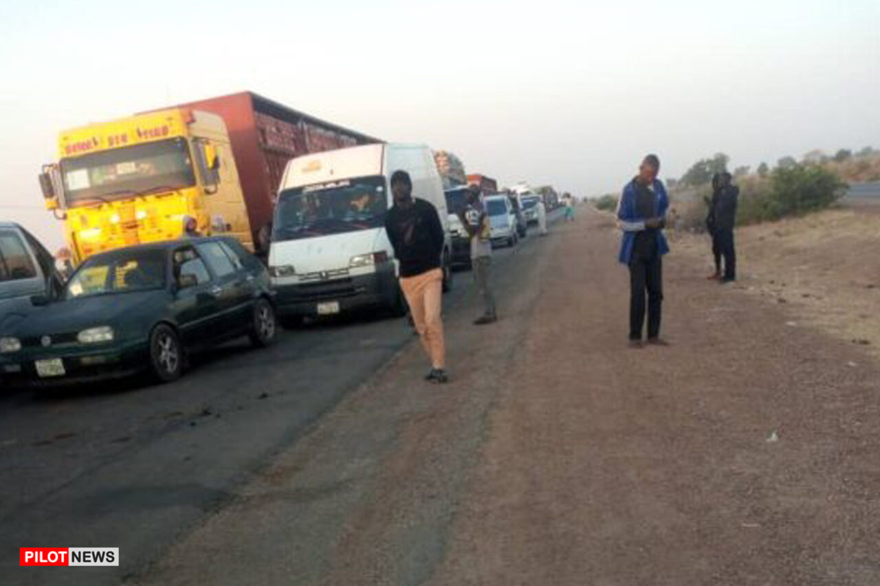 https://www.westafricanpilotnews.com/wp-content/uploads/2022/03/Highway-Vehicles-and-commuters-along-Damaturu-Maiduguri-Road_file-1280x853.jpg