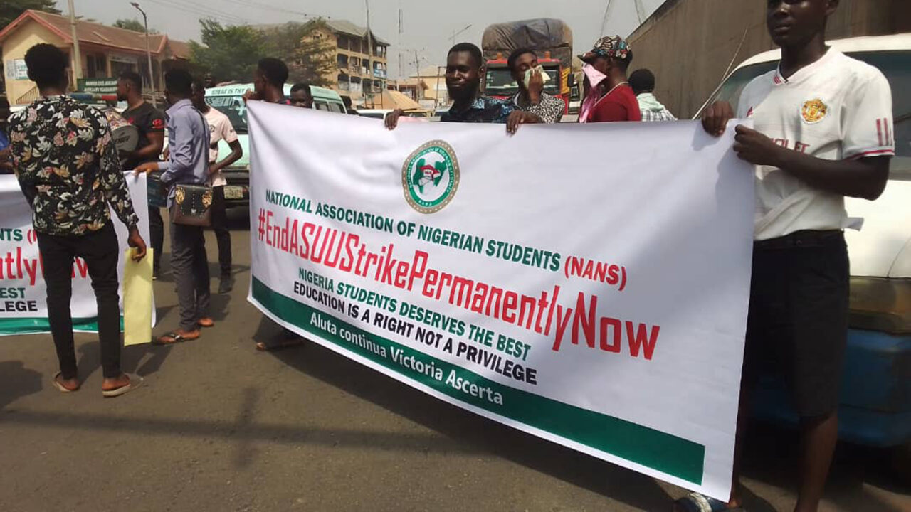 NANS Protest ASUU Strike, Block Popular Aroma Junction