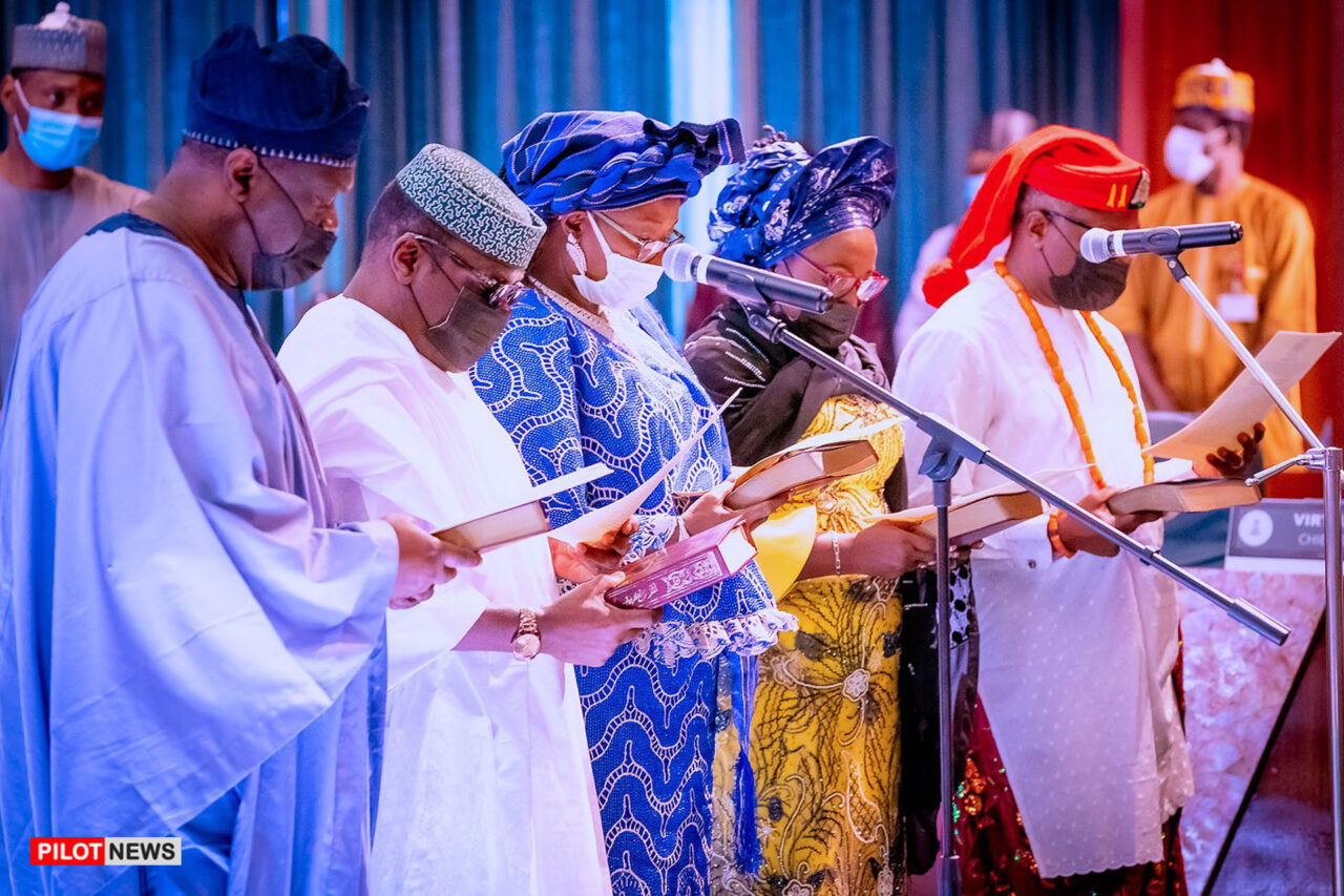 https://www.westafricanpilotnews.com/wp-content/uploads/2022/04/President-Buhari-swears-in-new-commissioners-for-ICPC-NPC_4-13-2022-1280x853.jpg