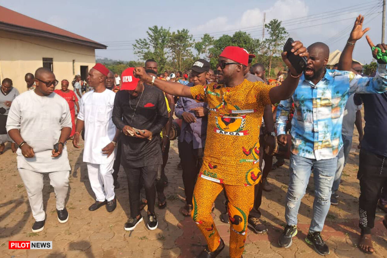 https://www.westafricanpilotnews.com/wp-content/uploads/2022/04/Uzuegbunam-Okagbue-on-campagn-tour-of-Anambra-local-goverment_WAP-1280x853.jpg