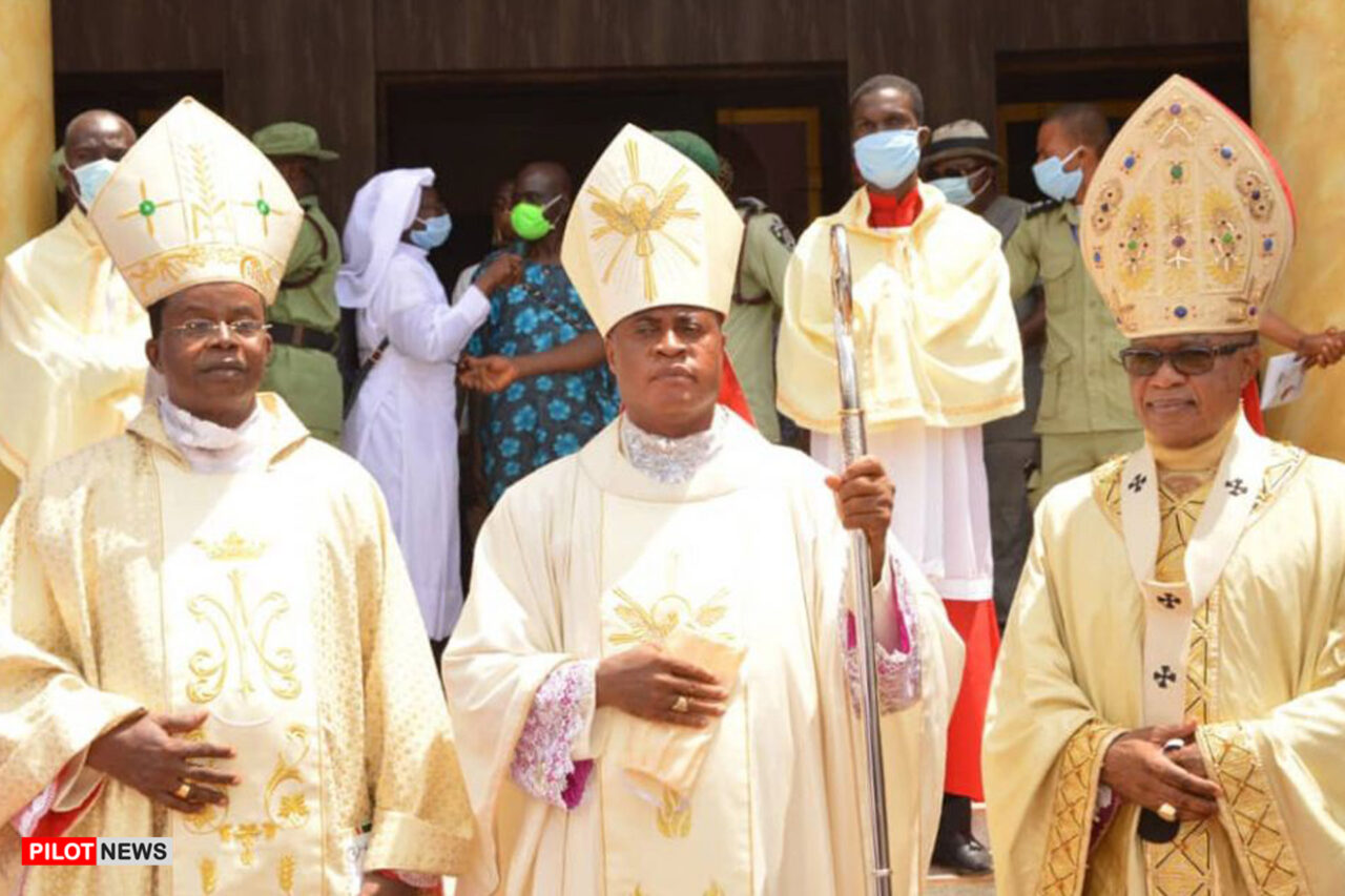 https://www.westafricanpilotnews.com/wp-content/uploads/2022/05/Bishop-Okpaleke-Middle-flanked-by-two-other-bishops-who-attended-the-event_file-1280x853.jpg