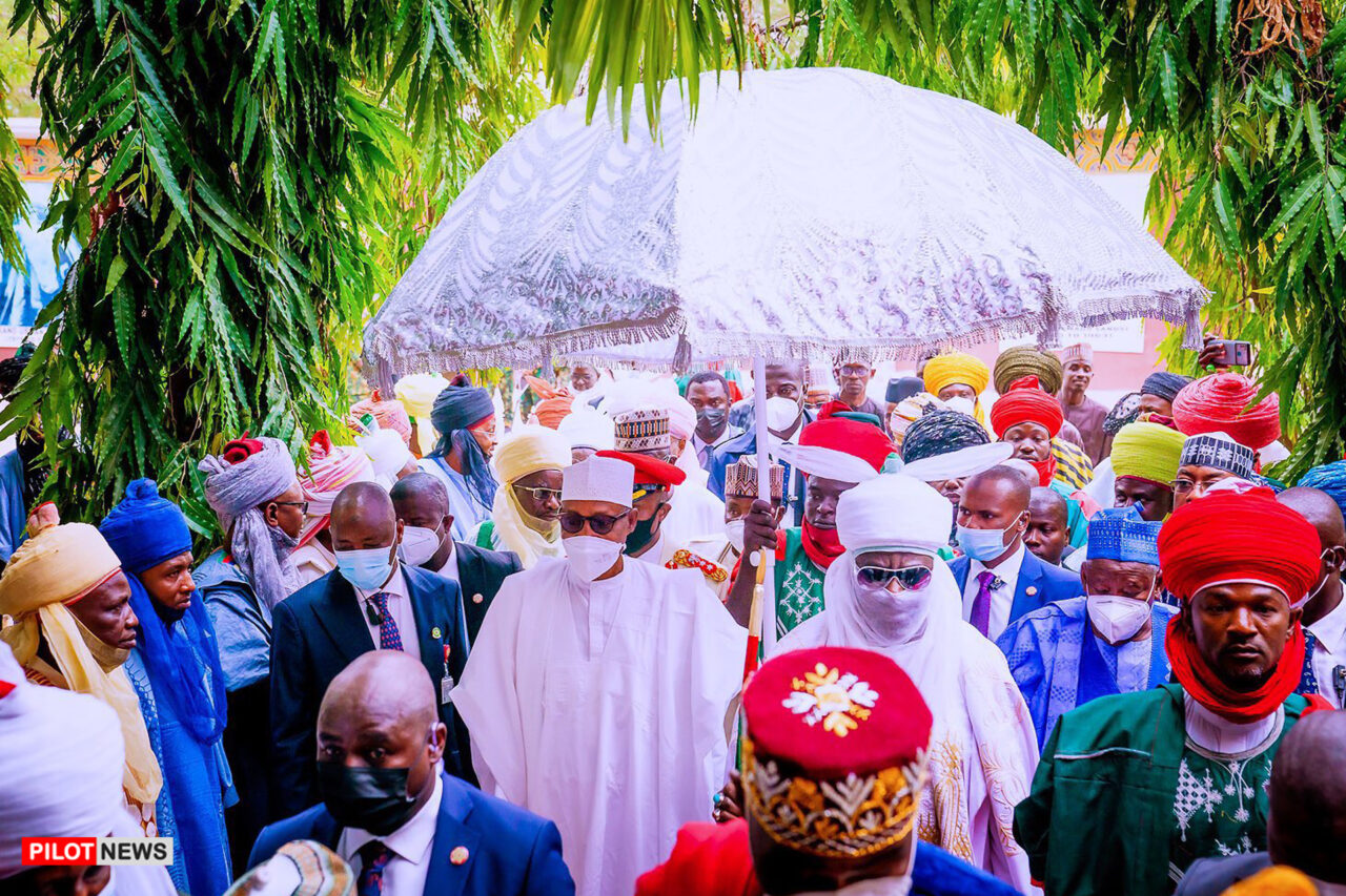 https://www.westafricanpilotnews.com/wp-content/uploads/2022/05/Buhari-in-Kano-meets-with-families-of-Kano-explosion_file-1280x853.jpg