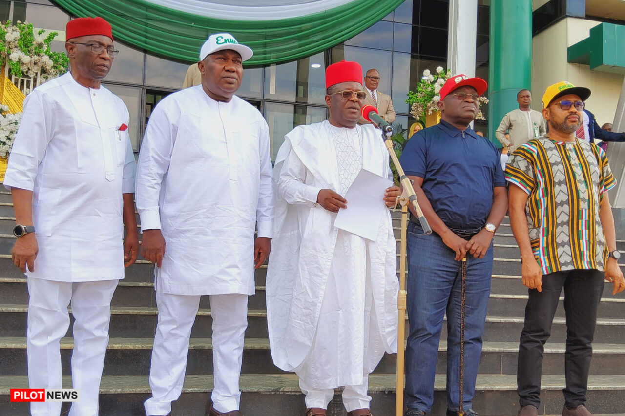 https://www.westafricanpilotnews.com/wp-content/uploads/2022/10/Governors-Umahi-and-other-SE-Govs-addressing-journalists-after-meeting_file-1280x853.jpg