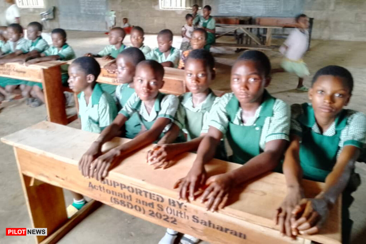 https://www.westafricanpilotnews.com/wp-content/uploads/2022/10/School-students-in-classroom-Enugu-donated-desk_file-1280x853.jpg
