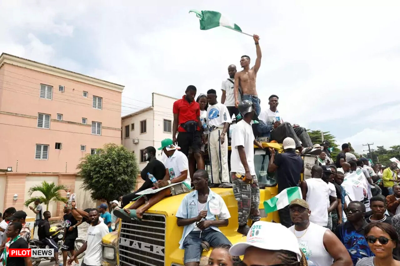 https://www.westafricanpilotnews.com/wp-content/uploads/2023/03/Peter-Obi-supporters-in-Lekki-Lagos-during-the-presidential-campaign_CFR-1280x853.jpg