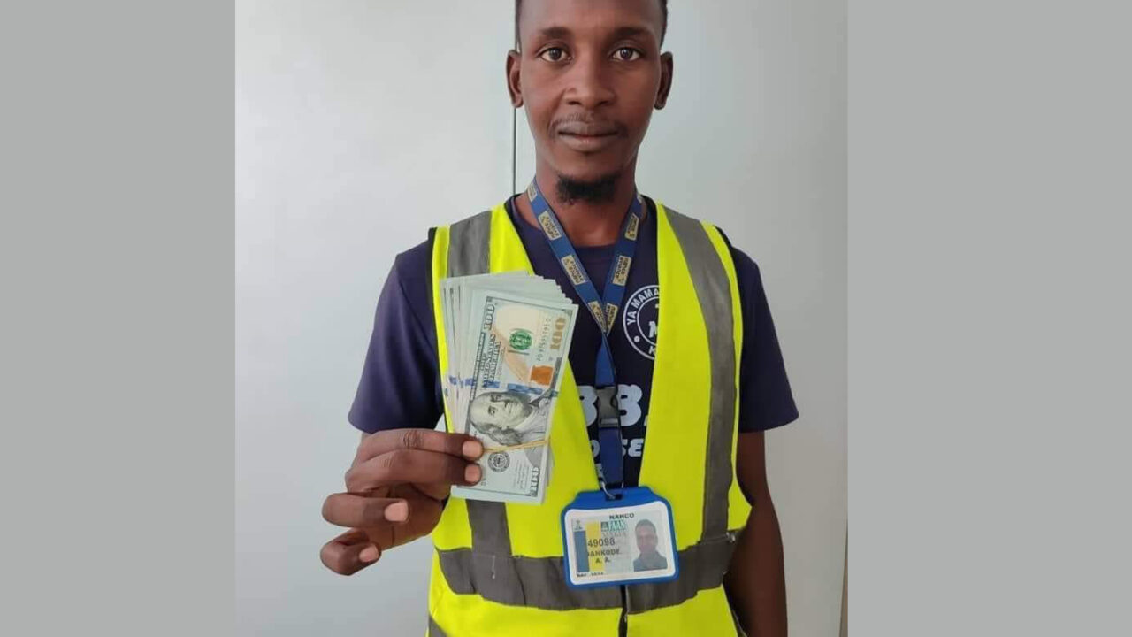 Airport Employee Return $10,000 Found While Cleaning Aircraft
