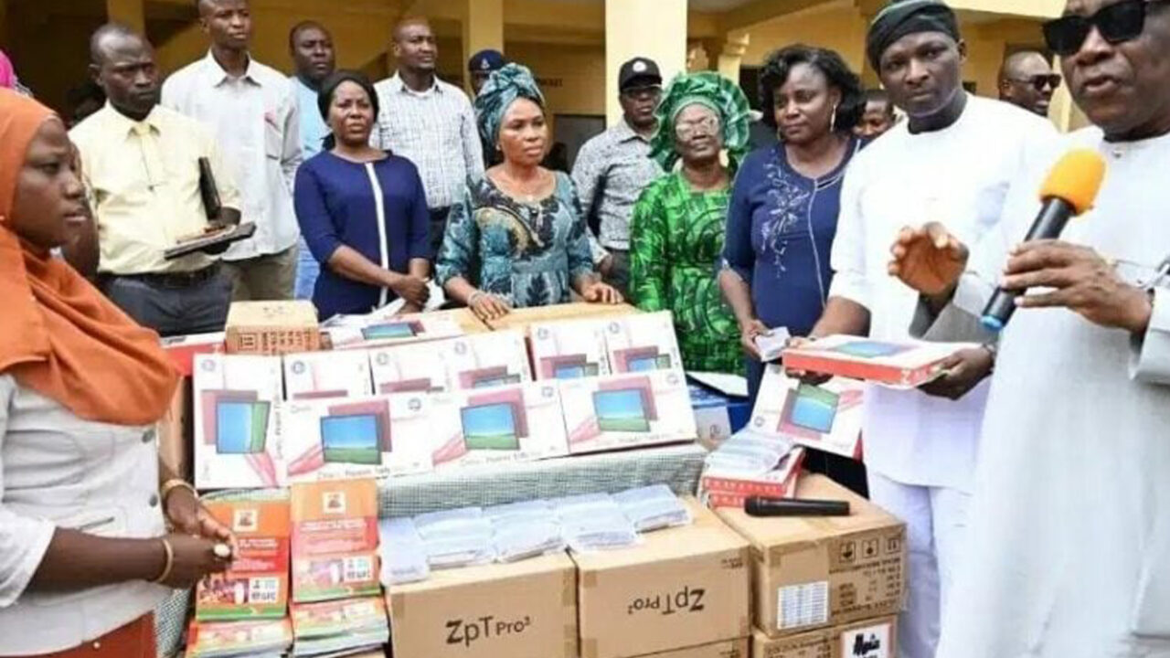 18,000 Teachers In Oyo State Receive Teaching Aids